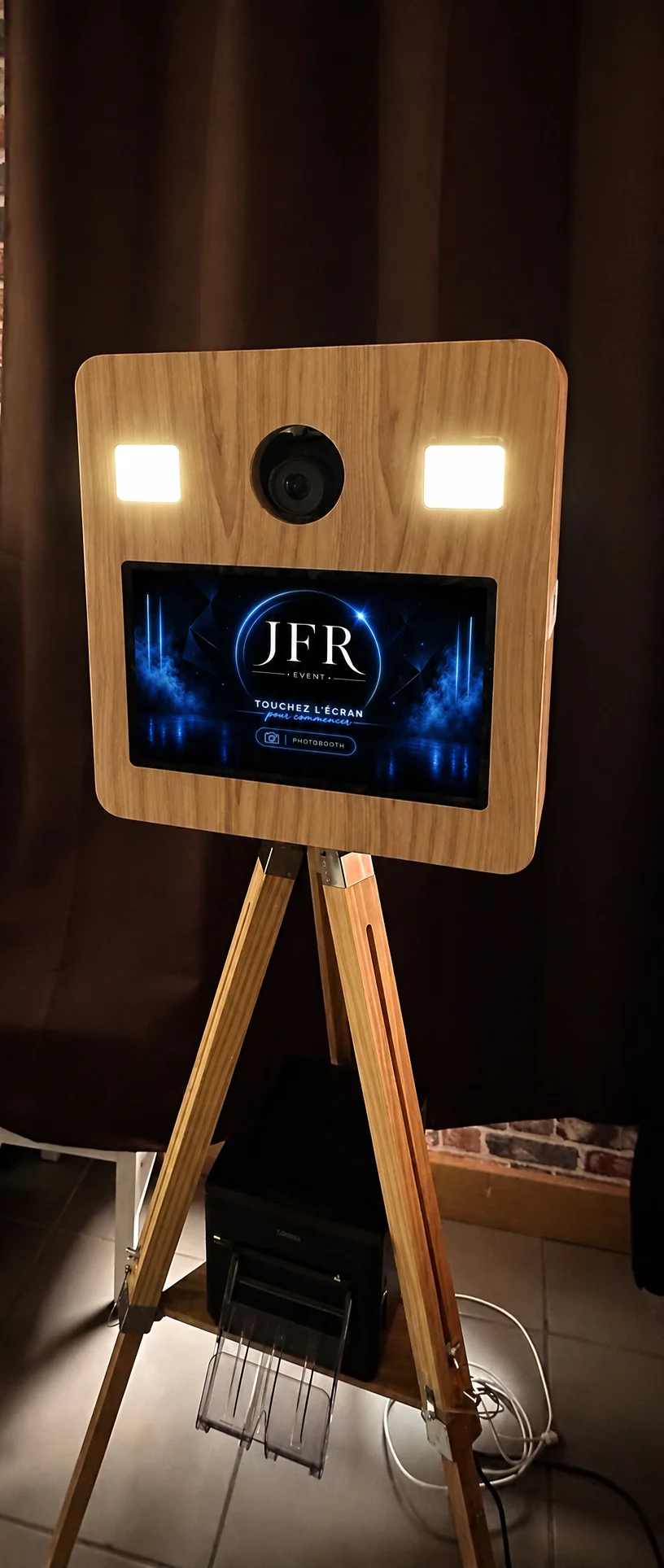Le photobooth en bois JFR Event sur son trépied, avec écran tactile et imprimante