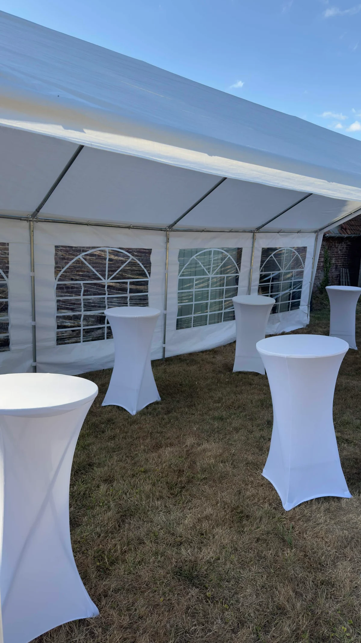 Mange-debout habillés de housses blanches sous un chapiteau JFR Event